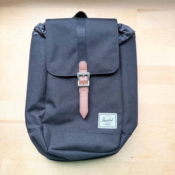 Herschel Supply Company Handbags - Herschel Supply Co. Retreat Contrast Buckle Sling Bag Black Classic Style